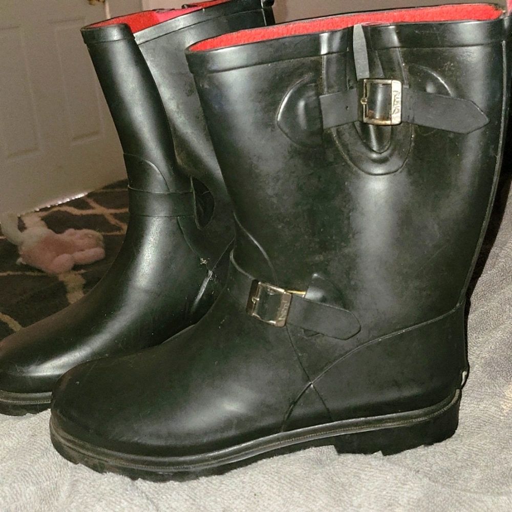 DIRTY LAUNDRY  BLACK RED INSIDE RAIN BOOTS SIZE 6